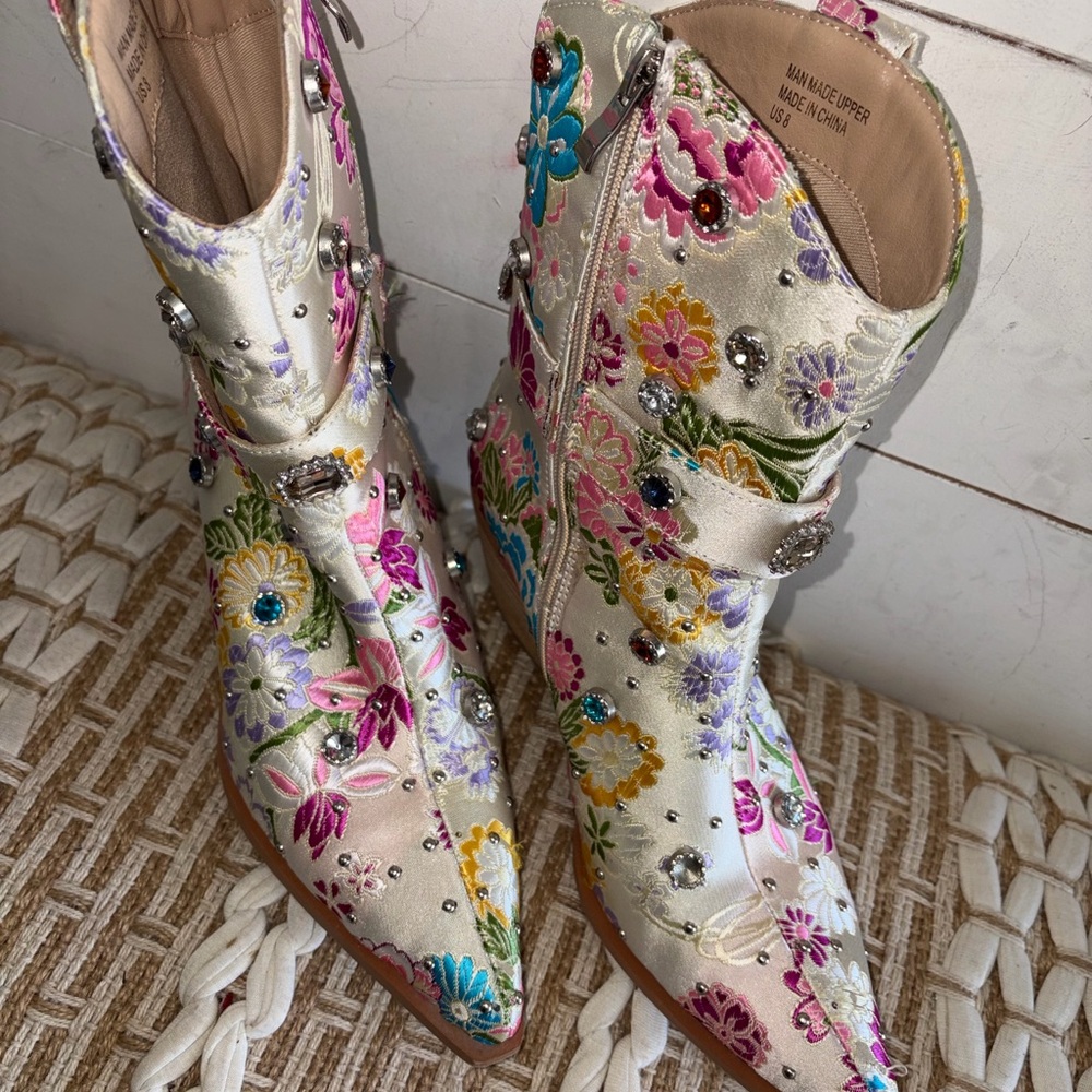Floral Embroidered Women's Boots - Picture 2 of 4